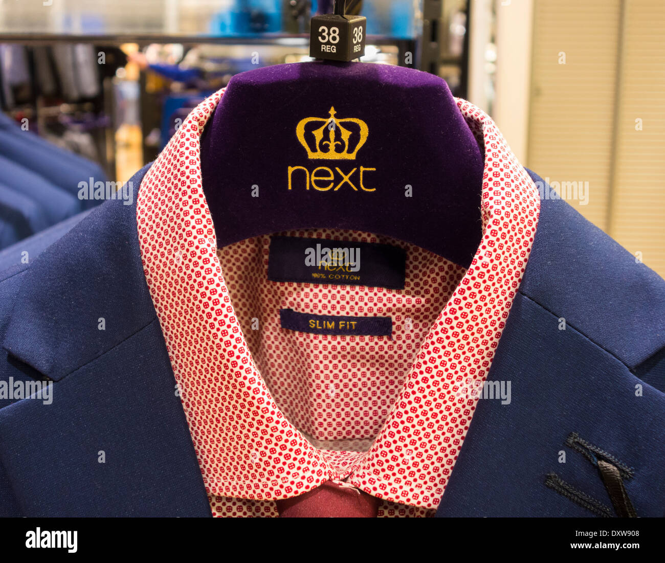 Tuta sulla bilancella nel prossimo negozio. Regno Unito Foto Stock