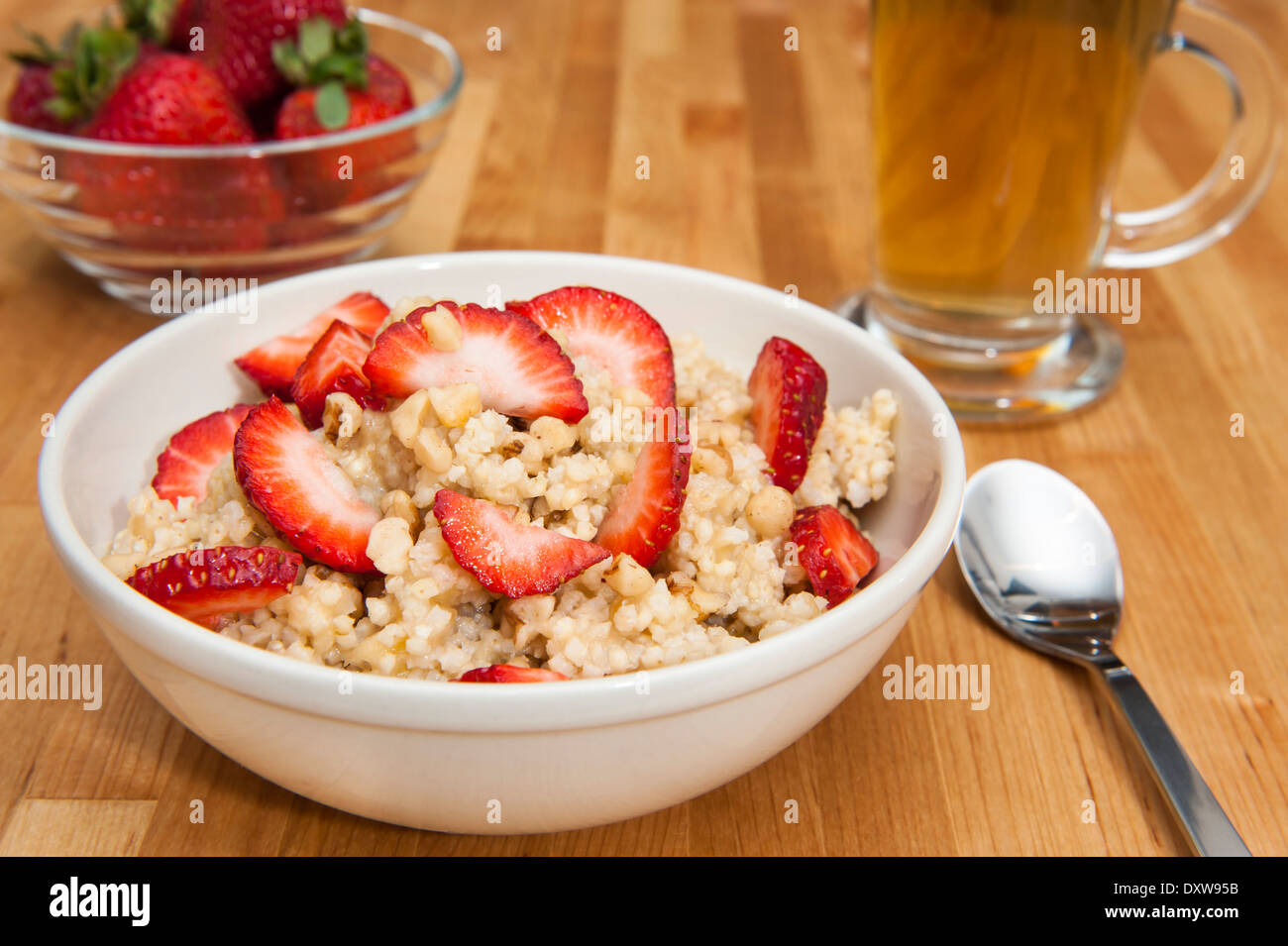 Piatto di miglio budino di colazione con fragole e tè Foto Stock