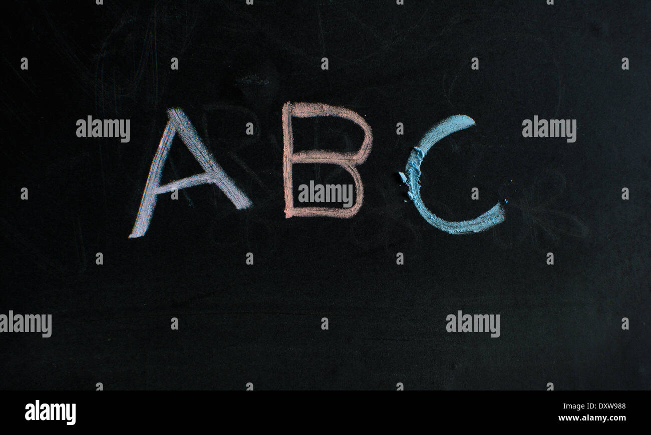 ABC di Colore gessetto sulla lavagna. Foto Stock