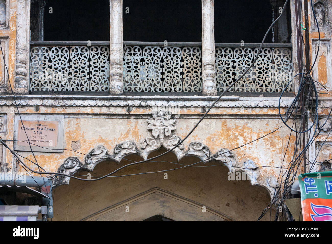 India, Dehradun. Architettura tradizionale, con archi, colonne e traliccio. Foto Stock