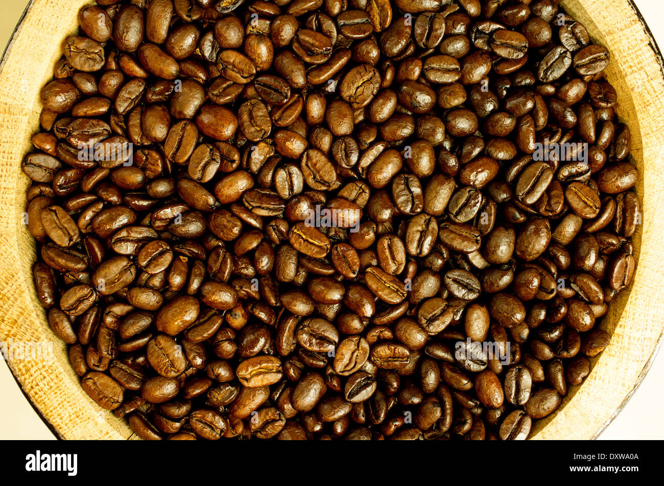 I chicchi di caffè in un barile di legno di close-up. Foto Stock