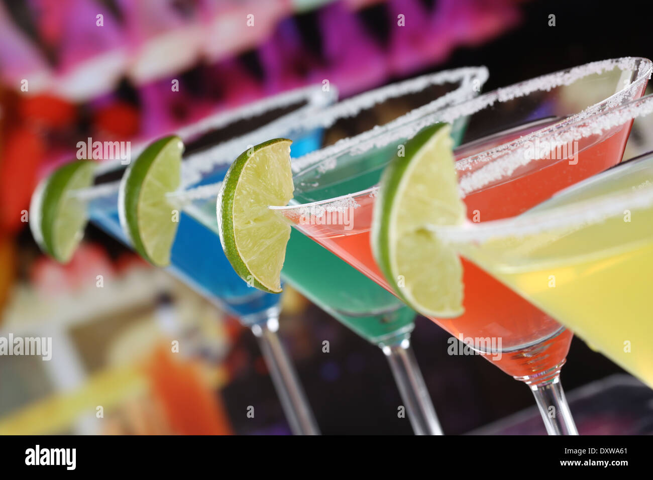 Cocktail in bicchieri da Martini in un bar o un party Foto Stock