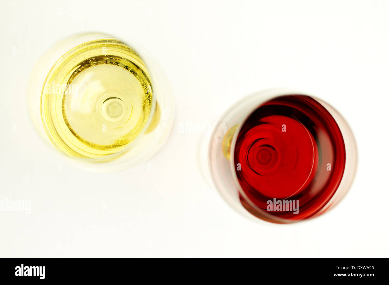Bicchieri di vino rosso e bianco da sopra. Giallo e cerchi di colore rosso su sfondo bianco. Foto Stock