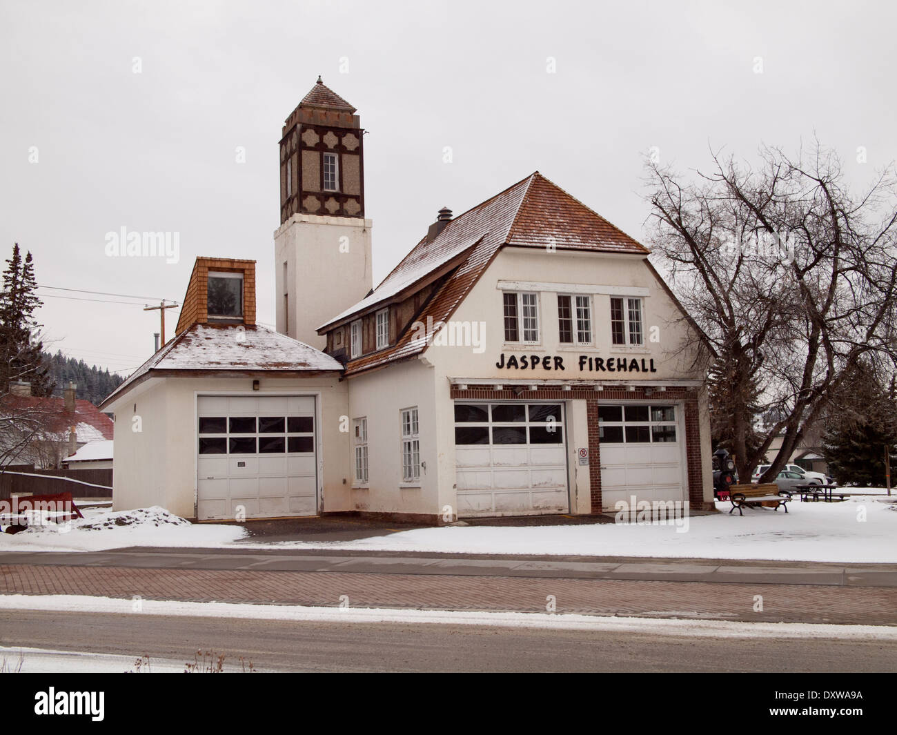 Una vista del vecchio Jasper Fire Hall di Jasper, Alberta, Canada. È attuale casa dell'artista Jasper Guild. Foto Stock