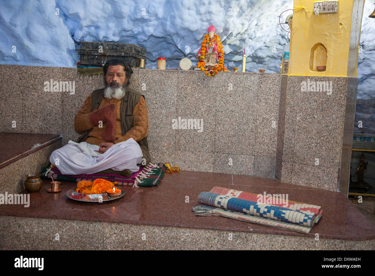 India, Dehradun. Sadhu indù (Santo asceta) nel Tapkeshwar tempio indù. Foto Stock