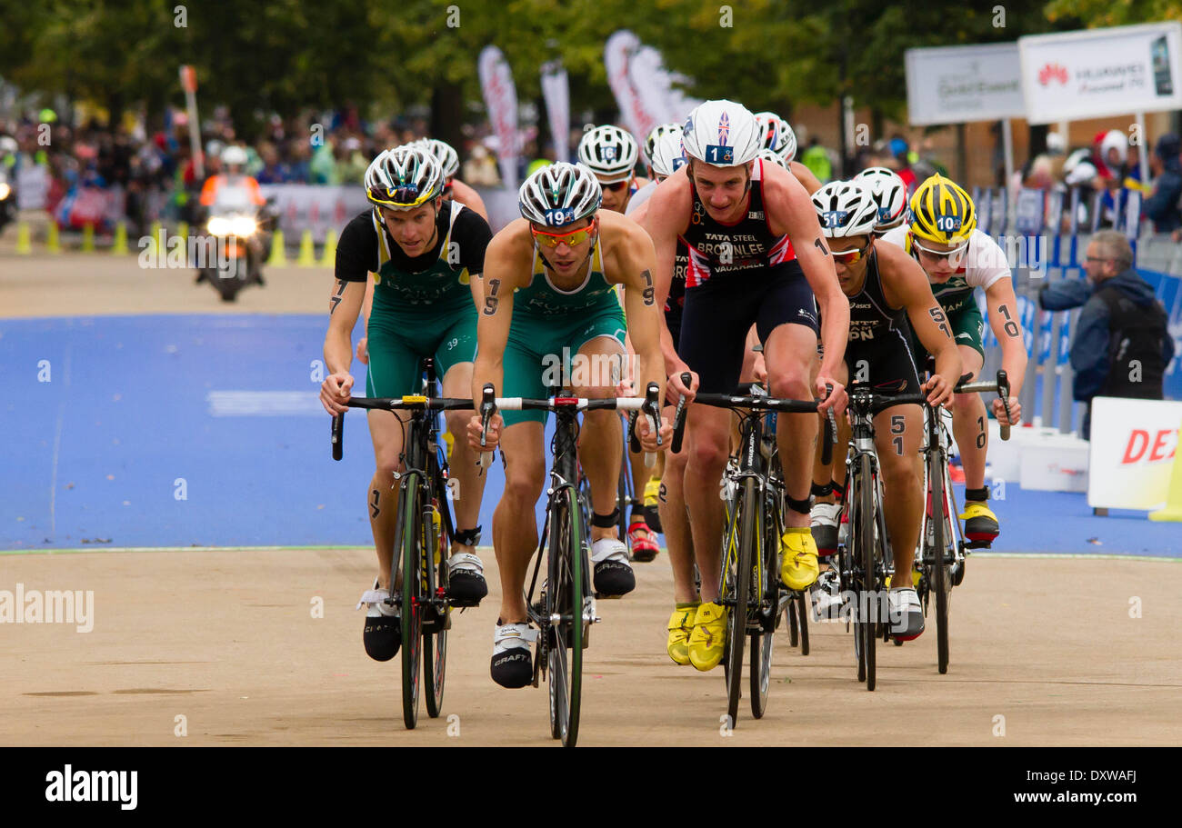 Alistair brownlee e altri piloti a ITU Triathlon 2013 a Londra Foto Stock