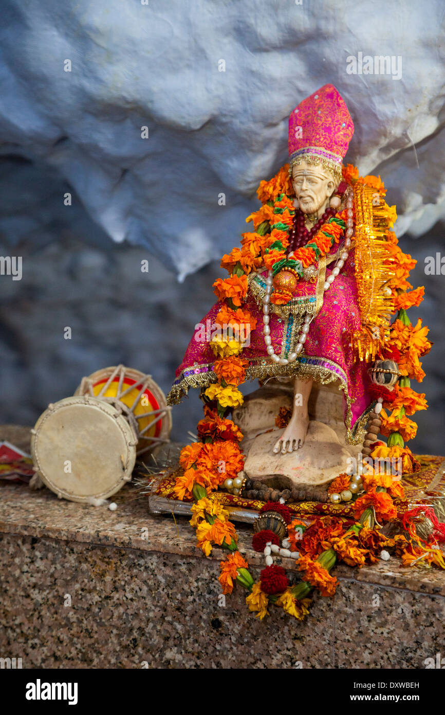 India, Dehradun. Statua di Sai Baba di Shirdi, un grande maestro spirituale riverito da entrambi indù e musulmani devoti. Tapkeshwar. Foto Stock