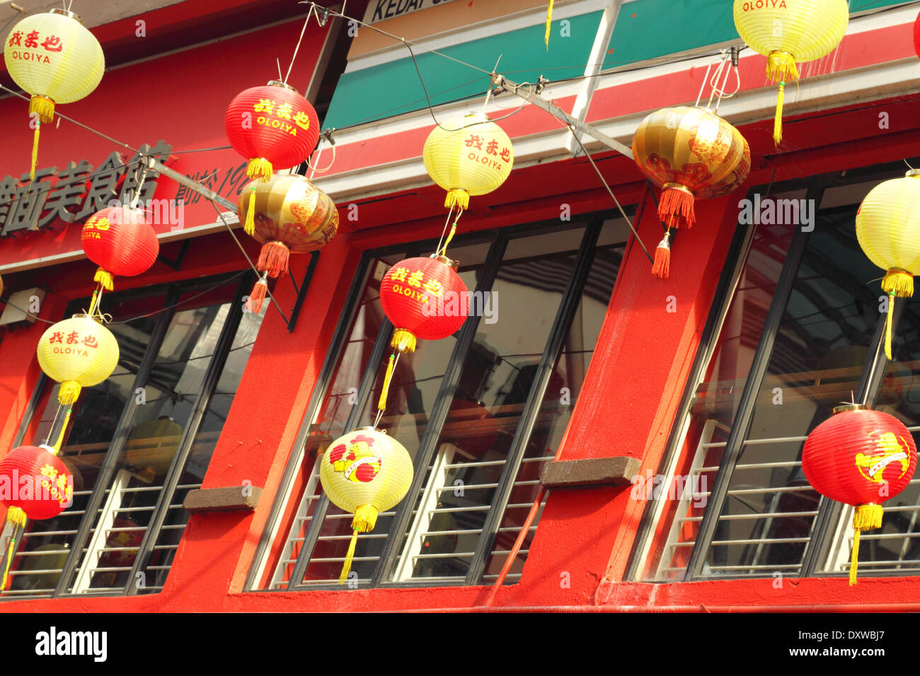 Lanterne abbelliscono le strade di Chinatown di Kuala Lumpur in Malesia. Foto Stock