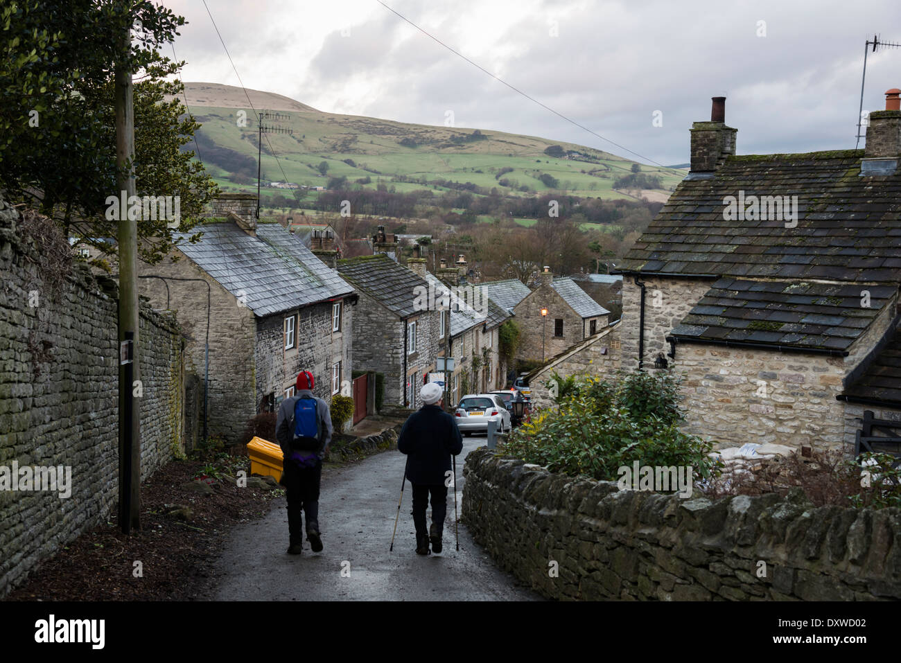 Persone che camminano in Castleton un Derbyshire village nel Peak District Inghilterra Foto Stock