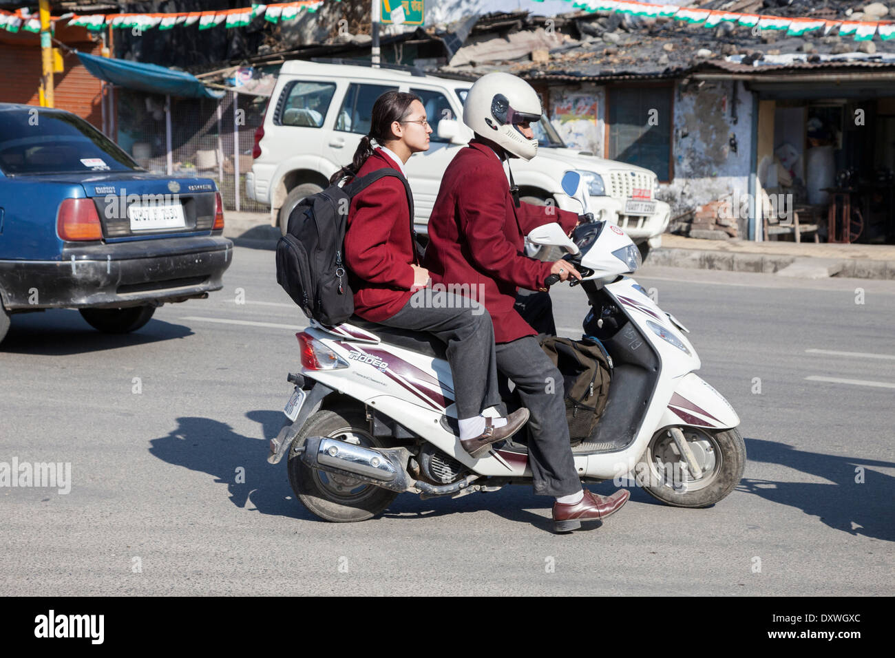 Indian woman on motorbike immagini e fotografie stock ad alta risoluzione -  Alamy