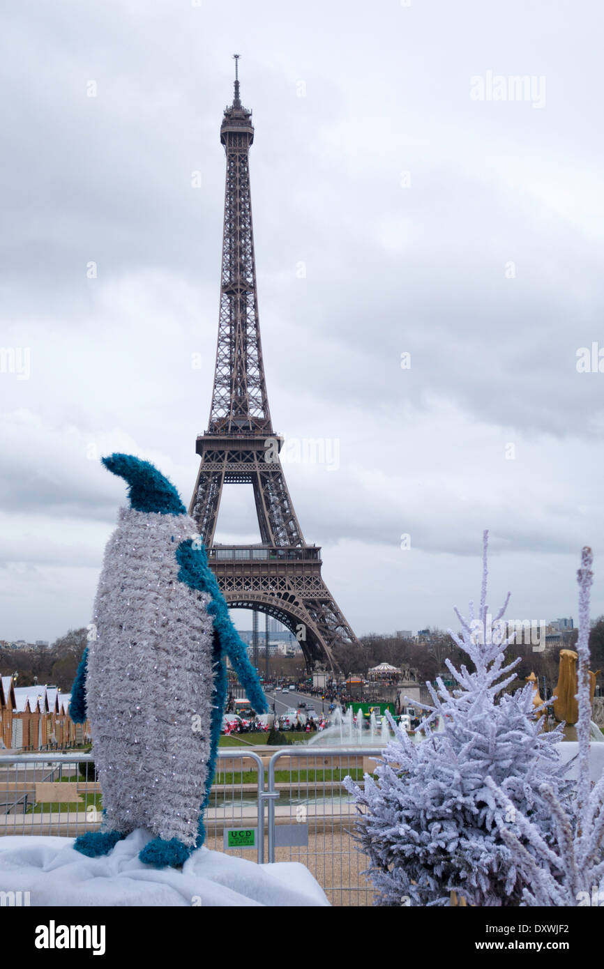 Penguin decorazioni di Natale al Trocadero mercatino di Natale, con la Torre Eiffel sullo sfondo, Parigi, Francia Foto Stock