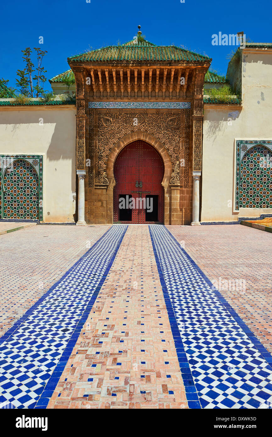 Ingresso al mauseleum di Moulay Ismaïl Ibn Sharif , regnò 1672-1727. Un sito Patrimonio Mondiale dell'UNESCO .Meknes, Marocco. Foto Stock