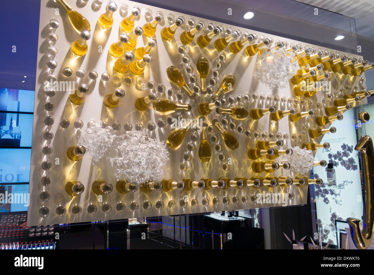 Decorazioni utilizzando bottiglie di j'adore profumo in Dior boutique di Rue St Honoré, Parigi, Francia Foto Stock