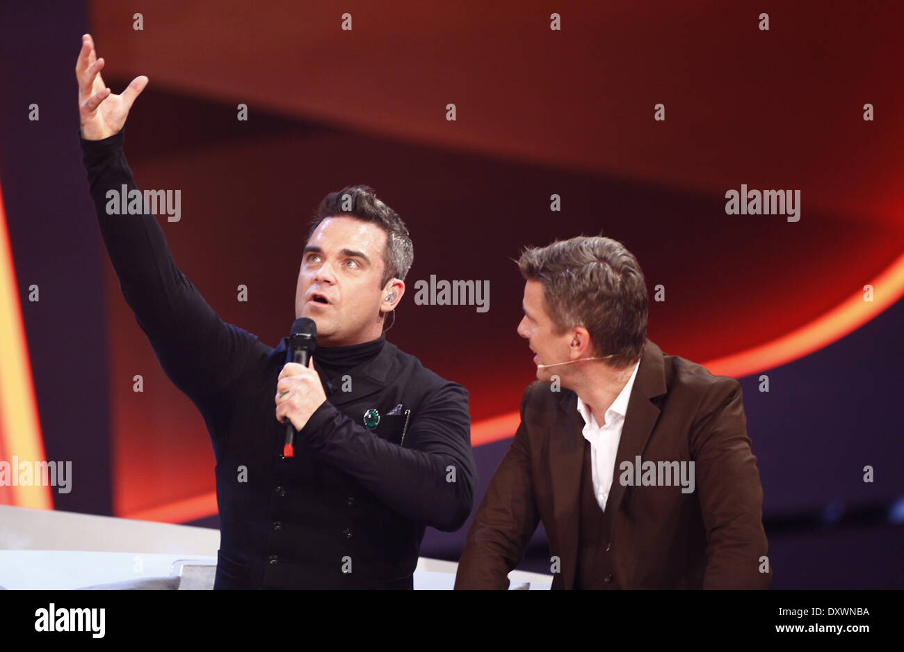 Robbie Wiliams Markus Lanz su tedesco ZDF TV show "Wetten Dass...' a ÖVB Arena. Dove: Brema, Germania Quando: 03 Nov 2012 Foto Stock