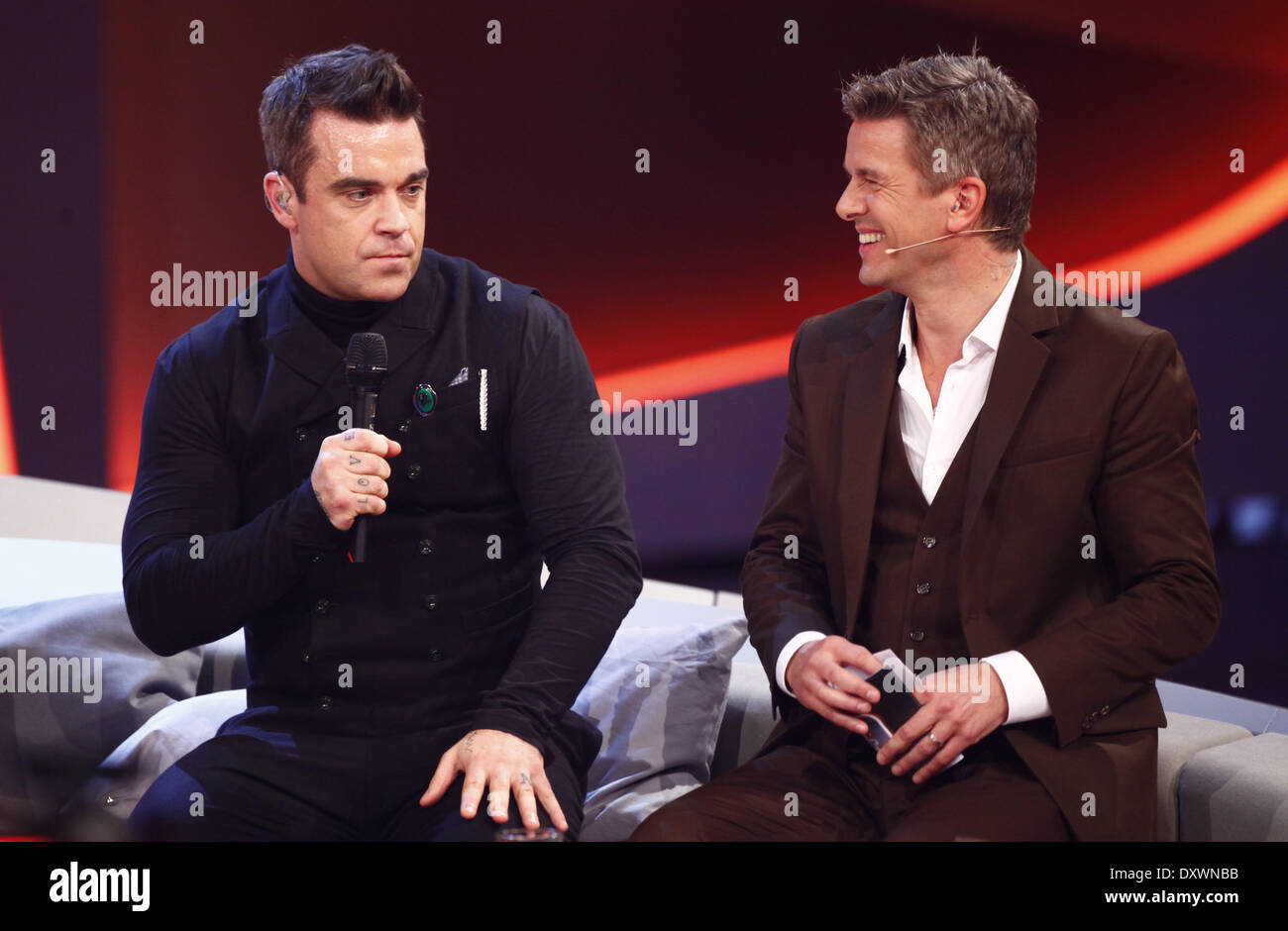 Robbie Wiliams Markus Lanz su tedesco ZDF TV show "Wetten Dass...' a ÖVB Arena. Dove: Brema, Germania Quando: 03 Nov 2012 Foto Stock