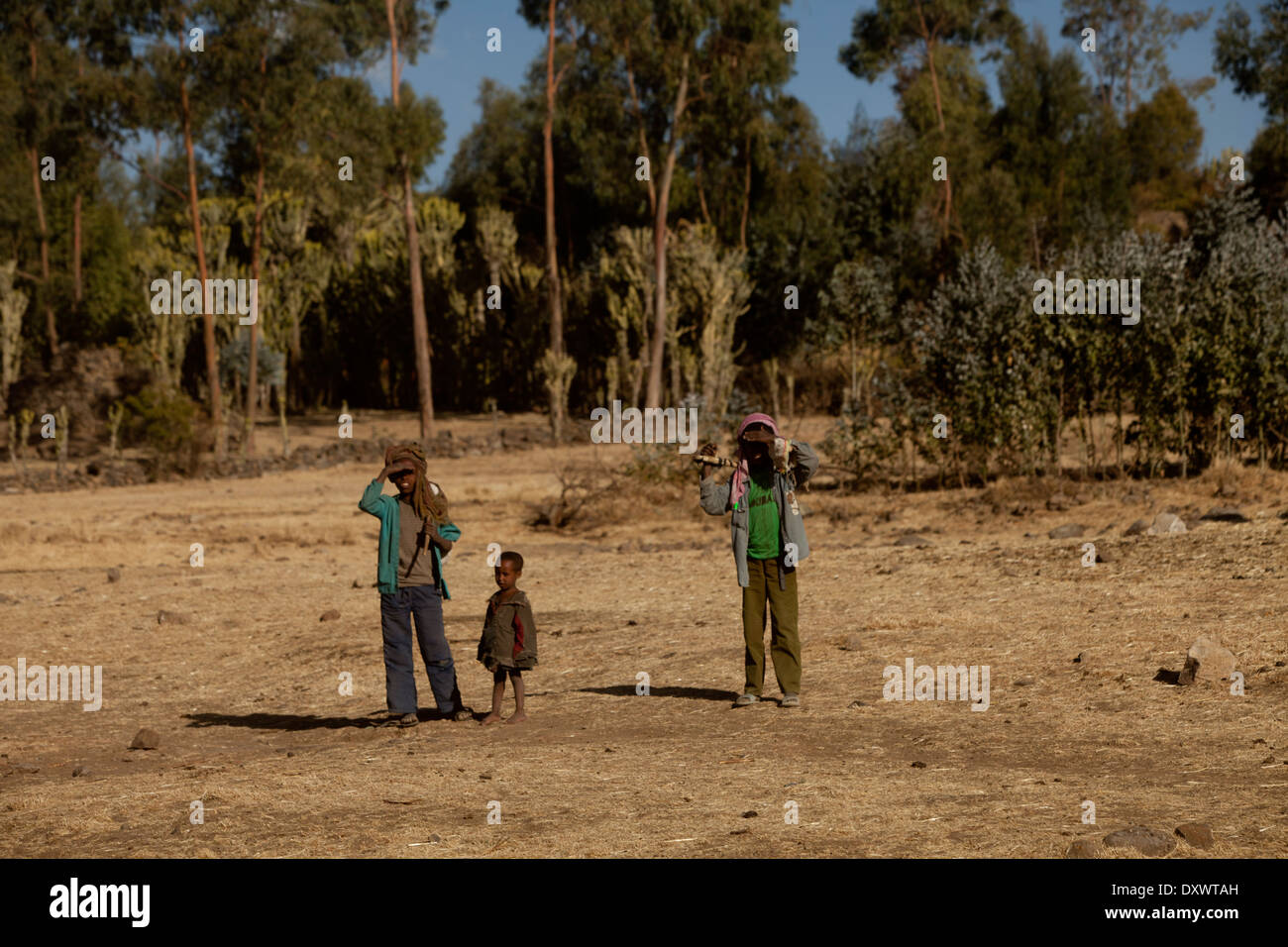 Famiglia africana a lato della strada etiope Foto Stock