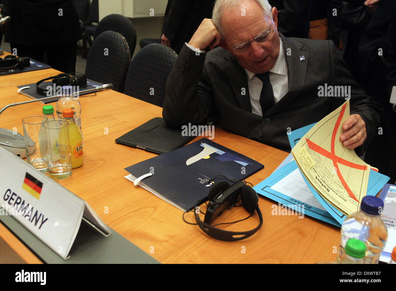 Atene, Grecia. 1 apr, 2014. Il Ministro delle finanze tedesco Wolfgang Schaeuble assiste ad una riunione informale dei Ministri degli affari economici e finanziari presso la Sala Zappeion ad Atene, Grecia, 1 aprile 2014. Europea e della zona euro i ministri delle finanze si sono riuniti e tenuto conferenze stampa oggi ad Atene. Credito: Marios Lolos/Xinhua/Alamy Live News Foto Stock