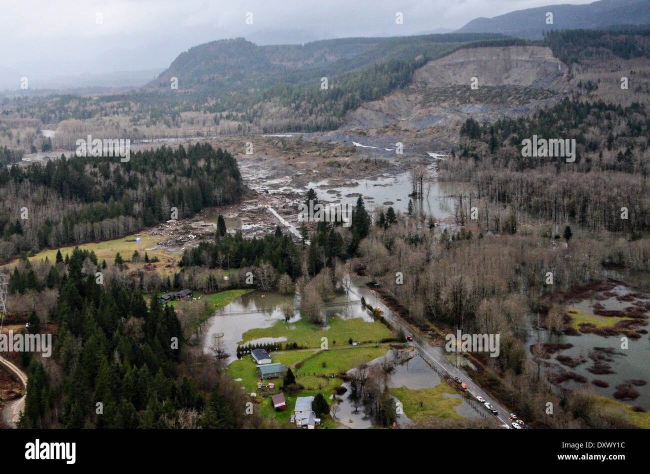 Vista aerea dei postumi della frana di fango più di una settimana dopo che si è verificato lungo l'autostrada 530 uccidendo almeno 28 persone e distrutto un piccolo villaggio sul fiume nel nord-ovest dello stato di Washington il 31 marzo 2014 in Oso, Washington. Foto Stock