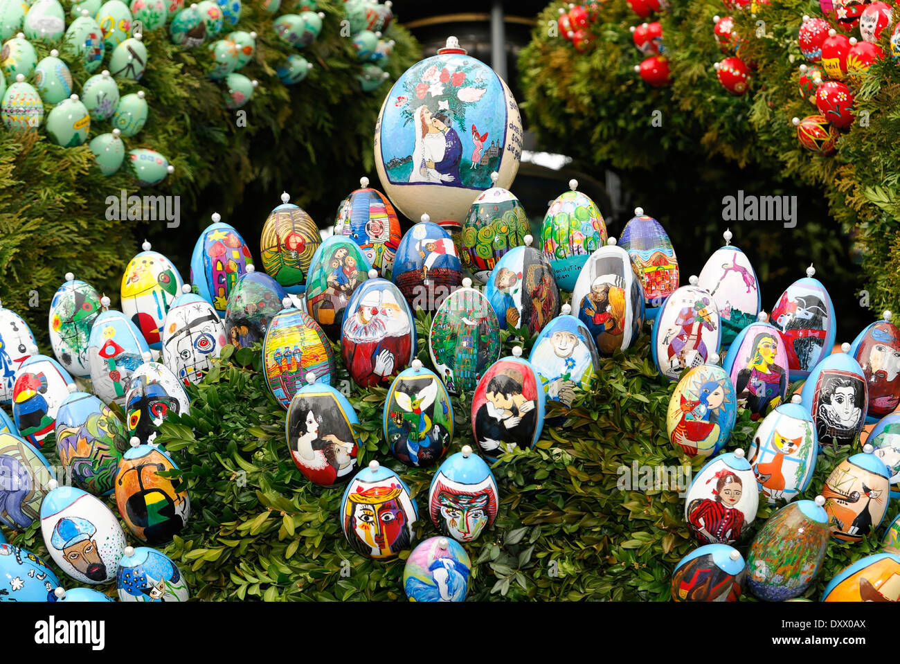 Dipinto di uova di Pasqua, Pasqua fontana, Schechingen, Baden-Württemberg, Germania Foto Stock