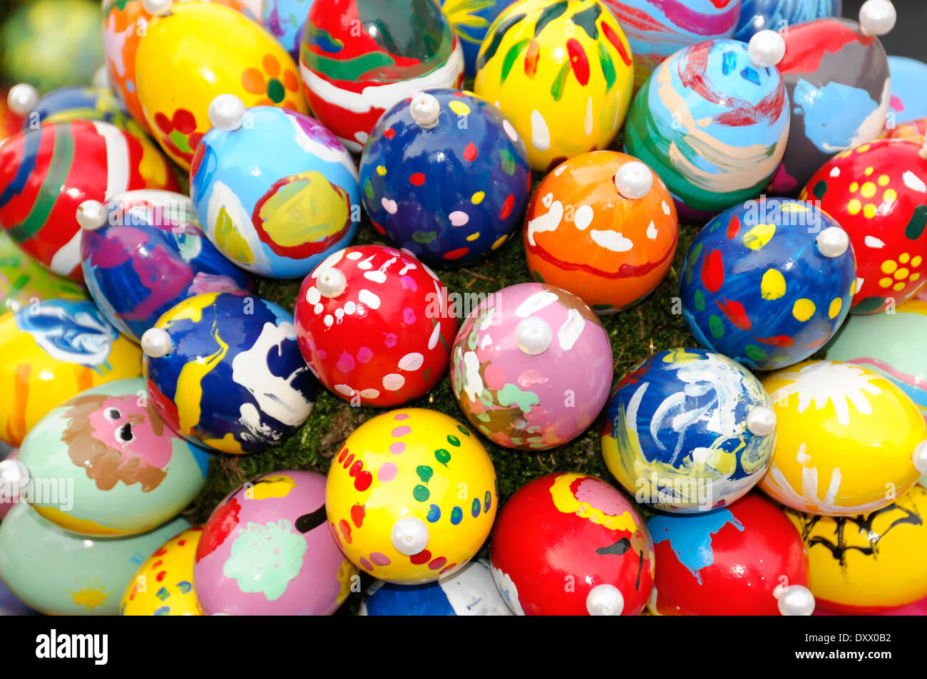 Dipinto di uova di Pasqua, Pasqua fontana, Schechingen, Baden-Württemberg, Germania Foto Stock