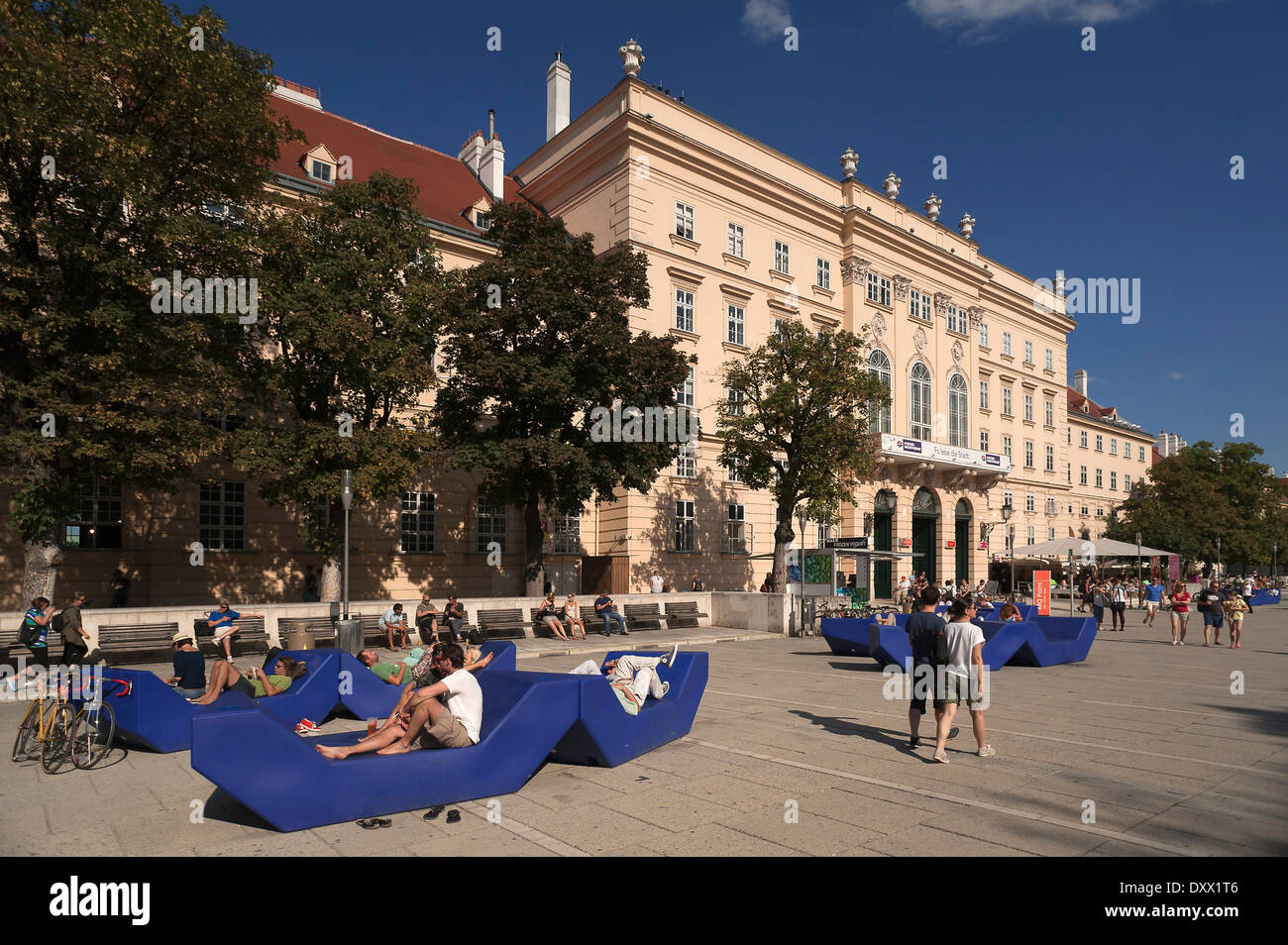 Il quartiere dei musei con il grande blu posti a sedere, Museumsplatz, Vienna, Austria Foto Stock