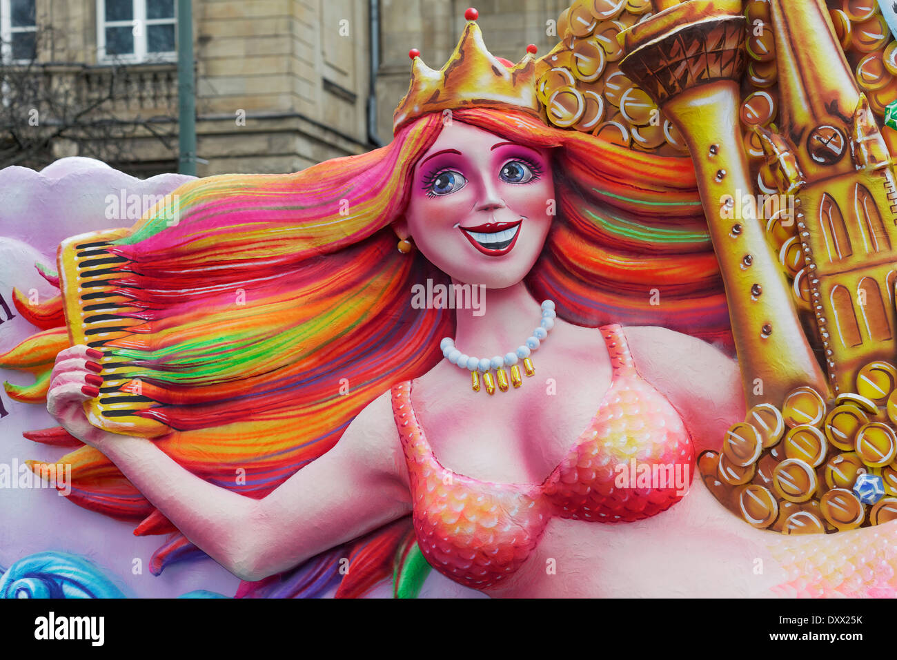 Reno Mermaid pettinare i capelli, la cartapesta figura per il lunedì di Rose Parade, carnevale, Düsseldorf, Renania settentrionale-Vestfalia Foto Stock