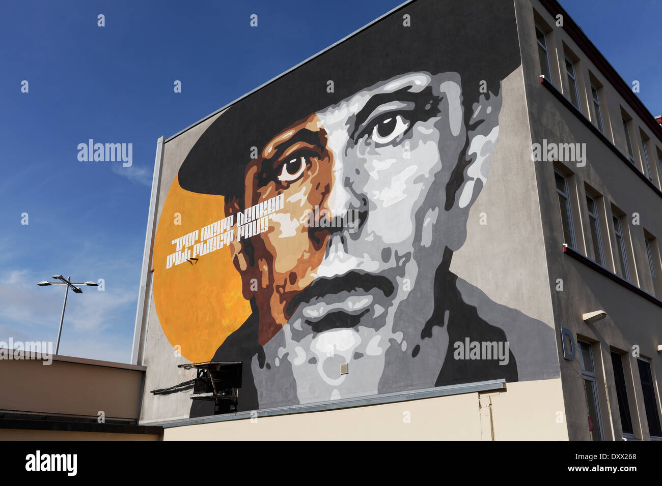 Ritratto dell'artista Joseph Beuys su un muro di casa, Düsseldorf, Renania settentrionale-Vestfalia, Germania Foto Stock