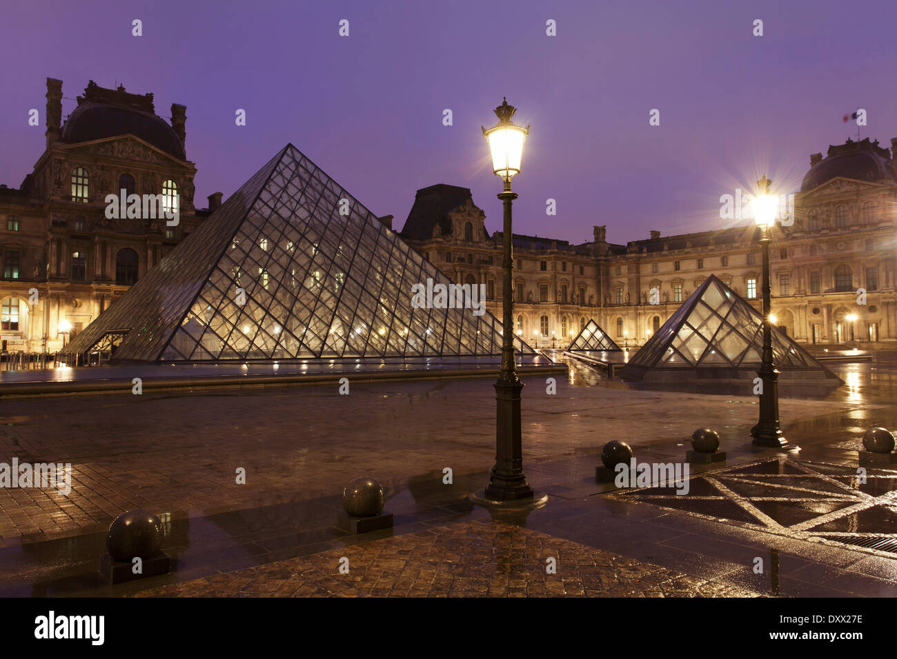 La piramide di vetro del Museo del Louvre, Parigi, regione di Île-de-France, Francia Foto Stock