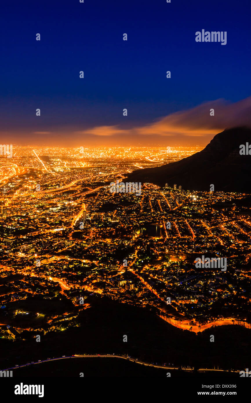 Cape Town di notte, vista dalla testa di leone di montagna, Cape Town, Western Cape, Sud Africa Foto Stock