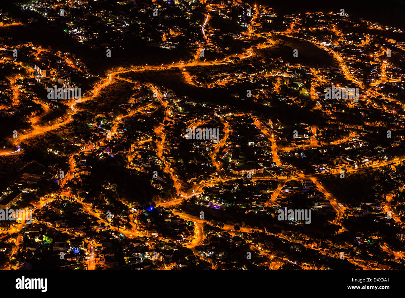 Le strade illuminate di Camps Bay di notte, Cape Town, Western Cape, Sud Africa Foto Stock