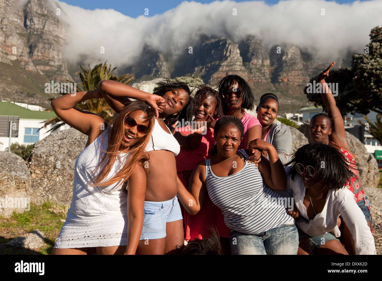 Giovani donne in posa di fronte dei dodici apostoli, Camps Bay, Città del Capo, Western Cape, Sud Africa Foto Stock