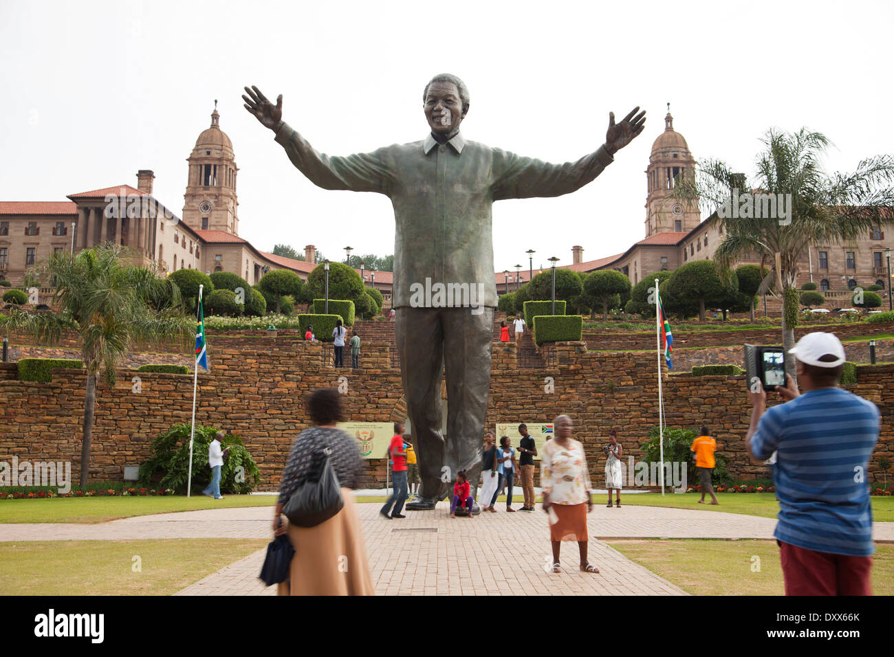 Enorme Nelson Mandela statua che si trova nella parte anteriore dell'Unione edifici edifici governativi, Pretoria Gauteng, Sud Africa Foto Stock