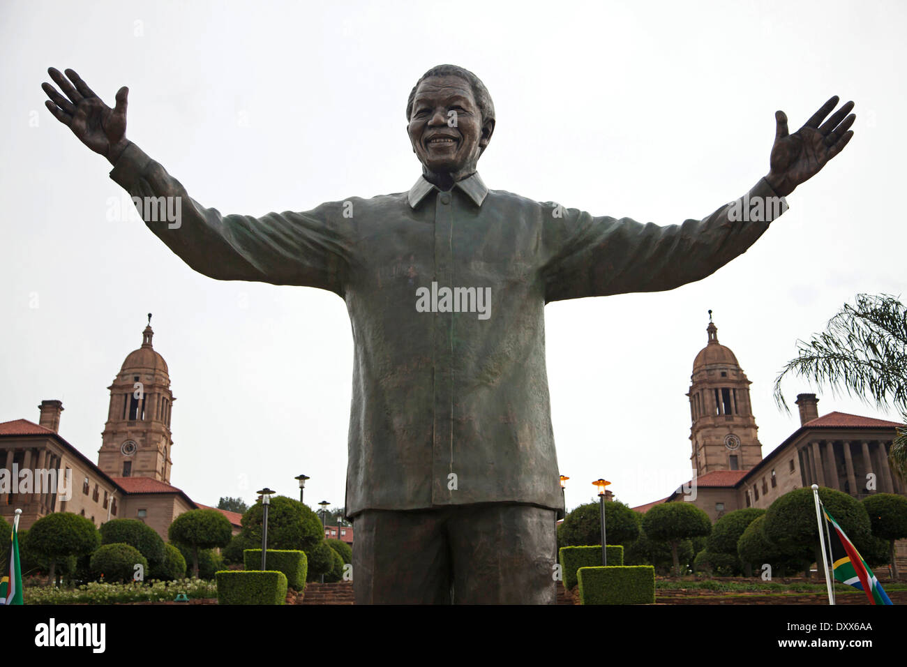Enorme Nelson Mandela statua che si trova nella parte anteriore dell'Unione edifici edifici governativi, Pretoria Gauteng, Sud Africa Foto Stock