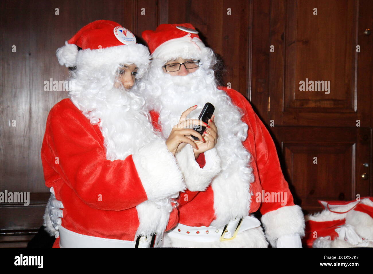 Più di 50 completamente vestito Babbo Natale ha frequentato il centodecimo annuale di Sidewalk Santa campagna in Midtown Manhattan a ricordare alla gente che aiuta ad alimentare i bisognosi con: più di 50 completamente vestito Babbo Natale ha frequentato il centodecimo annuale di Sidewalk Santa campagna in Midtown Manh Foto Stock