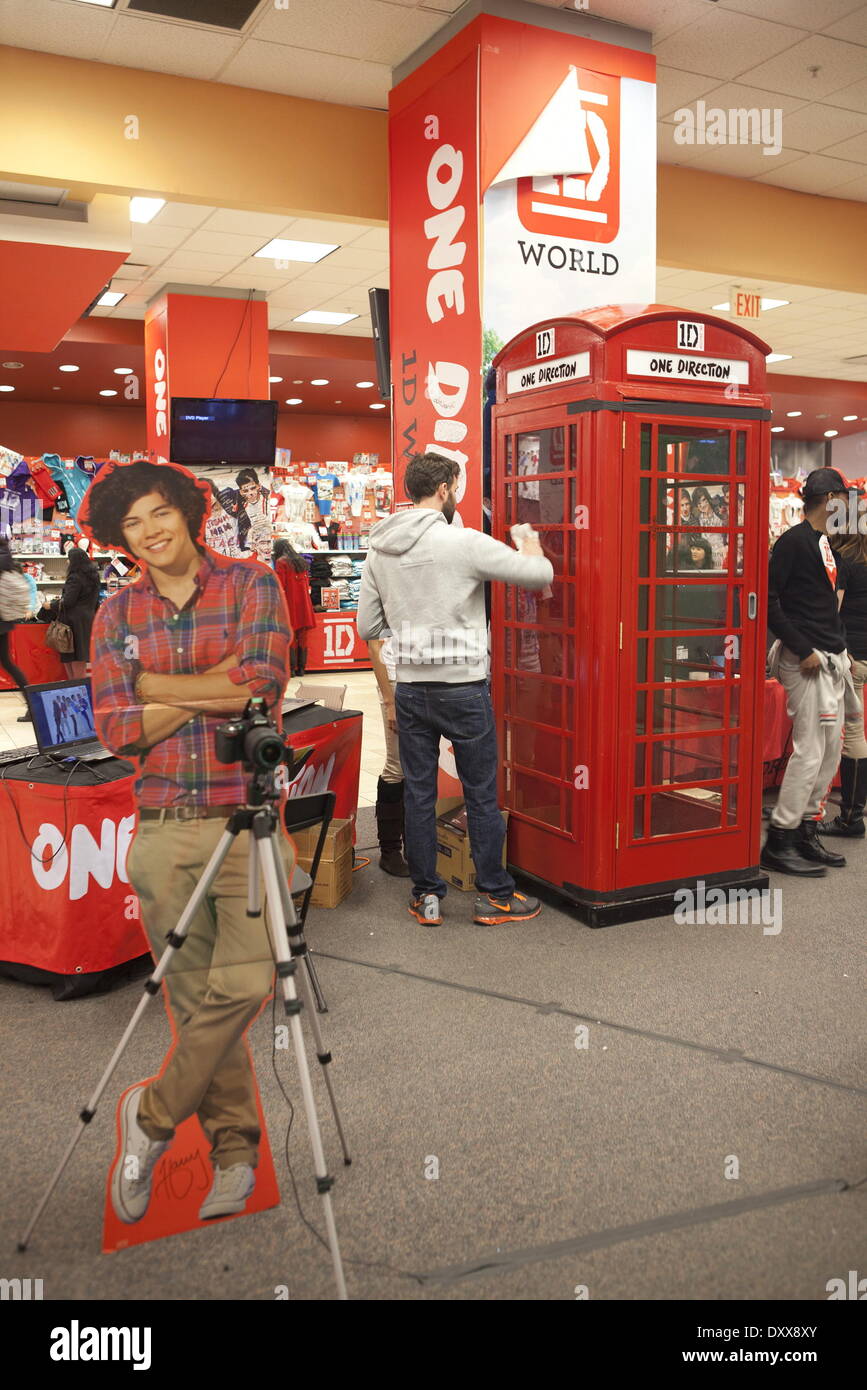 Una direzione fan visita il nuovo '1D' mondo Pop Up Store dove è possibile acquistare materiale promozionale e scrivere i messaggi a loro band preferita gli stati in tutto il negozio offre: una direzione fan visita il nuovo '1D' mondo Pop Up Store,dove possono acquistare Foto Stock