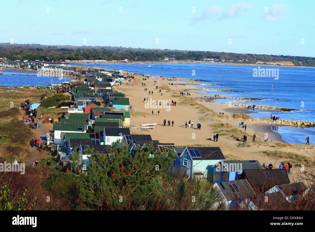 Una vista della spiaggia di capanne a Mudeford preso dalla testa Hengistbury Foto Stock