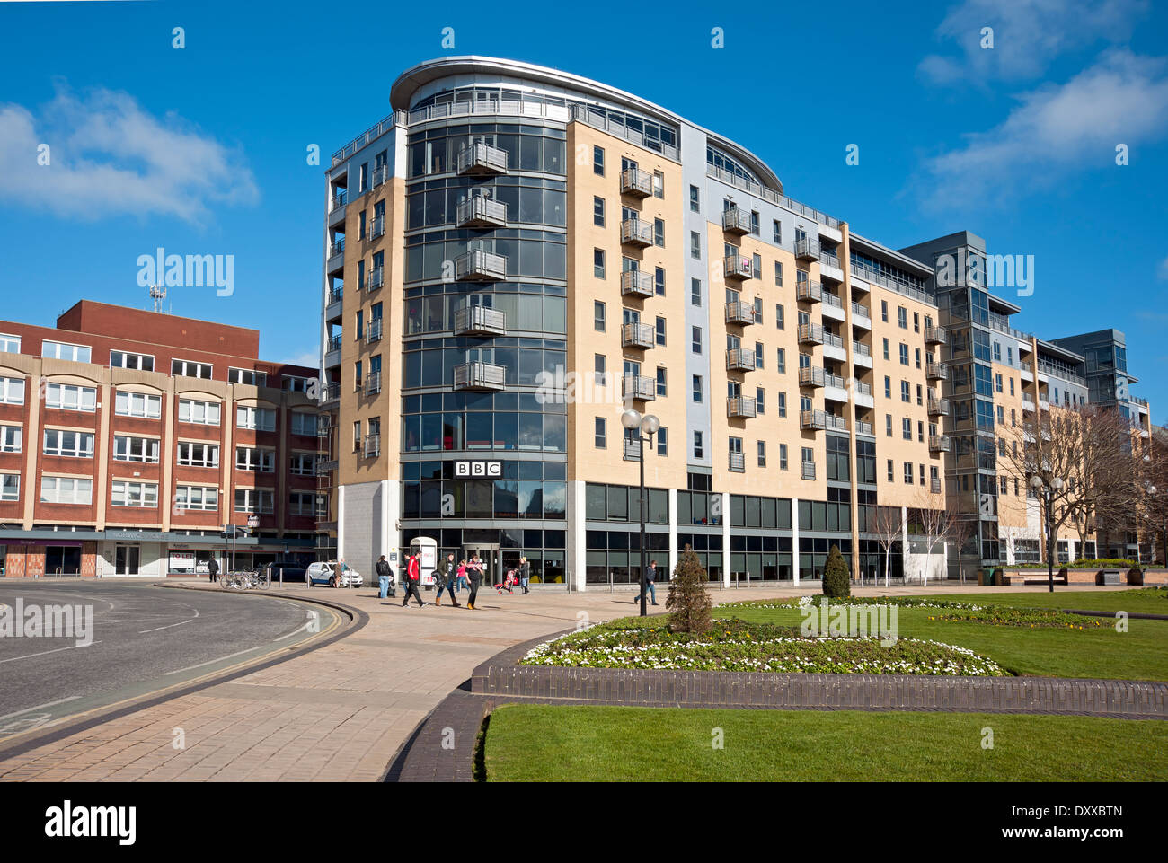 Edificio della BBC uffici esterni di trasmissione per TV e radio, appartamenti di lusso Queens Gardens Hull East Yorkshire Inghilterra Regno Unito Regno Unito GB Foto Stock
