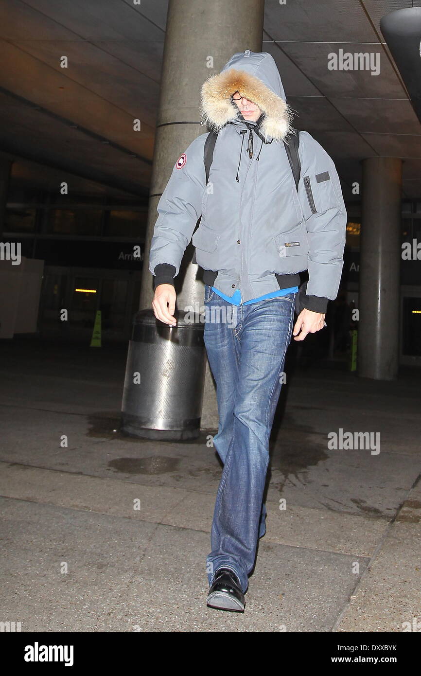 Sacha Baron Cohen ha visto arrivare in aeroporto Internazionale LAX dopo la cattura di un volo DAL REGNO UNITO.Egli utilizza il suo mantello per coprire fino dai fotografi. Los Angeles California- 29.11.12 con: sacha baron cohen dove: CA quando: 29 Nov 2012 Foto Stock