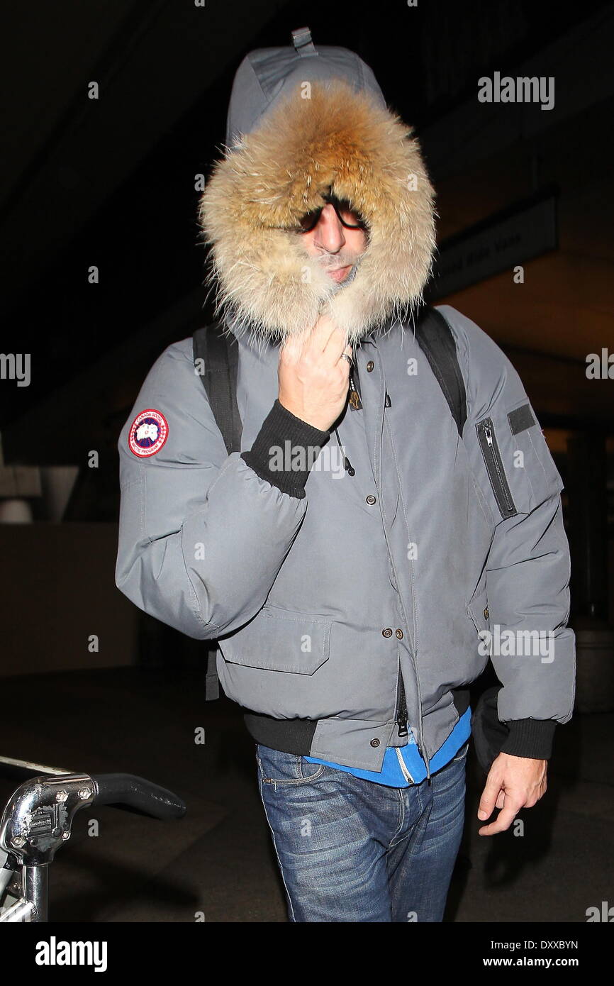 Sacha Baron Cohen ha visto arrivare in aeroporto Internazionale LAX dopo la cattura di un volo DAL REGNO UNITO.Egli utilizza il suo mantello per coprire fino dai fotografi. Los Angeles California- 29.11.12 con: sacha baron cohen dove: CA quando: 29 Nov 2012 Foto Stock