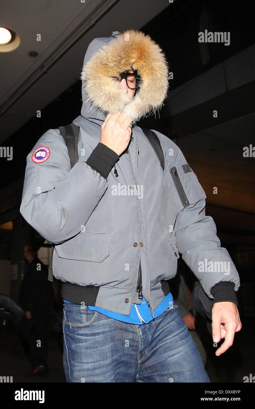 Sacha Baron Cohen ha visto arrivare in aeroporto Internazionale LAX dopo la cattura di un volo DAL REGNO UNITO.Egli utilizza il suo mantello per coprire fino dai fotografi. Los Angeles California- 29.11.12 con: sacha baron cohen dove: CA quando: 29 Nov 2012 Foto Stock