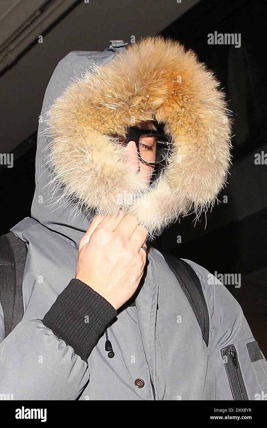 Sacha Baron Cohen ha visto arrivare in aeroporto Internazionale LAX dopo la cattura di un volo DAL REGNO UNITO.Egli utilizza il suo mantello per coprire fino dai fotografi. Los Angeles California- 29.11.12 con: sacha baron cohen dove: CA quando: 29 Nov 2012 Foto Stock