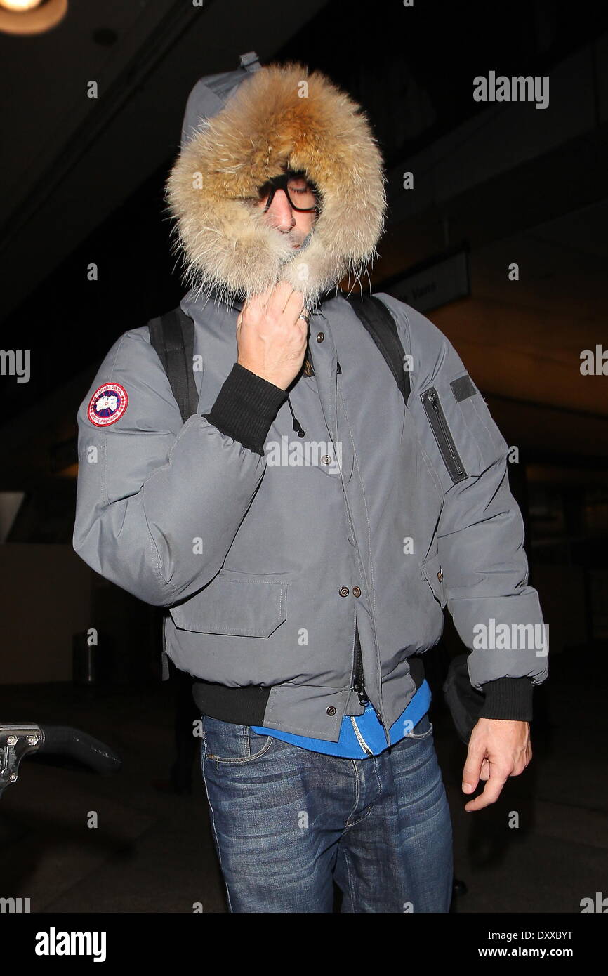 Sacha Baron Cohen ha visto arrivare in aeroporto Internazionale LAX dopo la cattura di un volo DAL REGNO UNITO.Egli utilizza il suo mantello per coprire fino dai fotografi. Los Angeles California- 29.11.12 con: sacha baron cohen dove: CA quando: 29 Nov 2012 Foto Stock