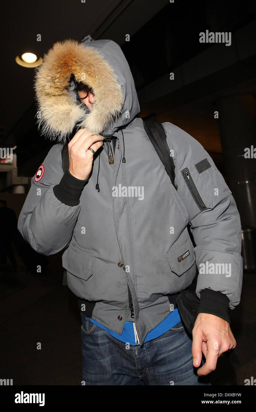 Sacha Baron Cohen ha visto arrivare in aeroporto Internazionale LAX dopo la cattura di un volo DAL REGNO UNITO.Egli utilizza il suo mantello per coprire fino dai fotografi. Los Angeles California- 29.11.12 con: sacha baron cohen dove: CA quando: 29 Nov 2012 Foto Stock