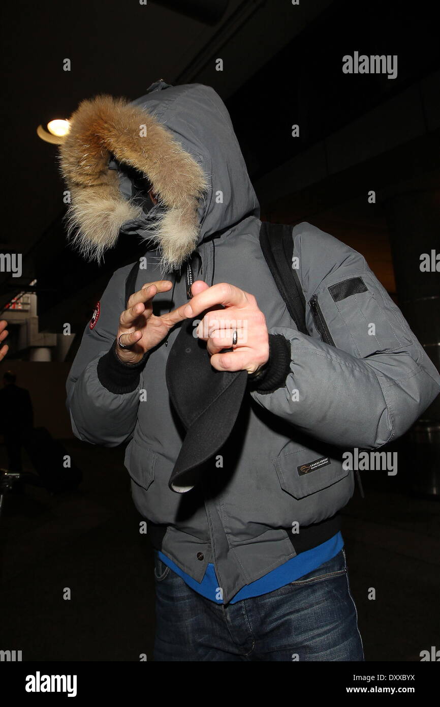 Sacha Baron Cohen ha visto arrivare in aeroporto Internazionale LAX dopo la cattura di un volo DAL REGNO UNITO.Egli utilizza il suo mantello per coprire fino dai fotografi. Los Angeles California- 29.11.12 con: sacha baron cohen dove: CA quando: 29 Nov 2012 Foto Stock