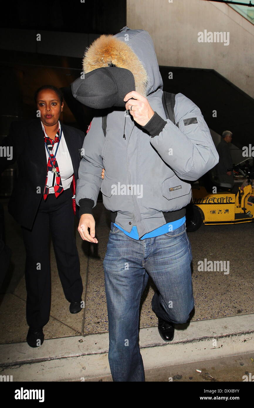 Sacha Baron Cohen ha visto arrivare in aeroporto Internazionale LAX dopo la cattura di un volo DAL REGNO UNITO.Egli utilizza il suo mantello per coprire fino dai fotografi. Los Angeles California- 29.11.12 con: sacha baron cohen dove: CA quando: 29 Nov 2012 Foto Stock