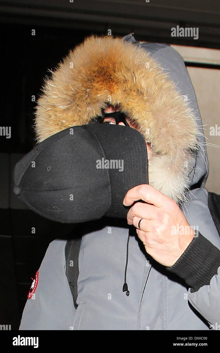 Sacha Baron Cohen ha visto arrivare in aeroporto Internazionale LAX dopo la cattura di un volo DAL REGNO UNITO.Egli utilizza il suo mantello per coprire fino dai fotografi. Los Angeles California- 29.11.12 con: sacha baron cohen dove: CA quando: 29 Nov 2012 Foto Stock