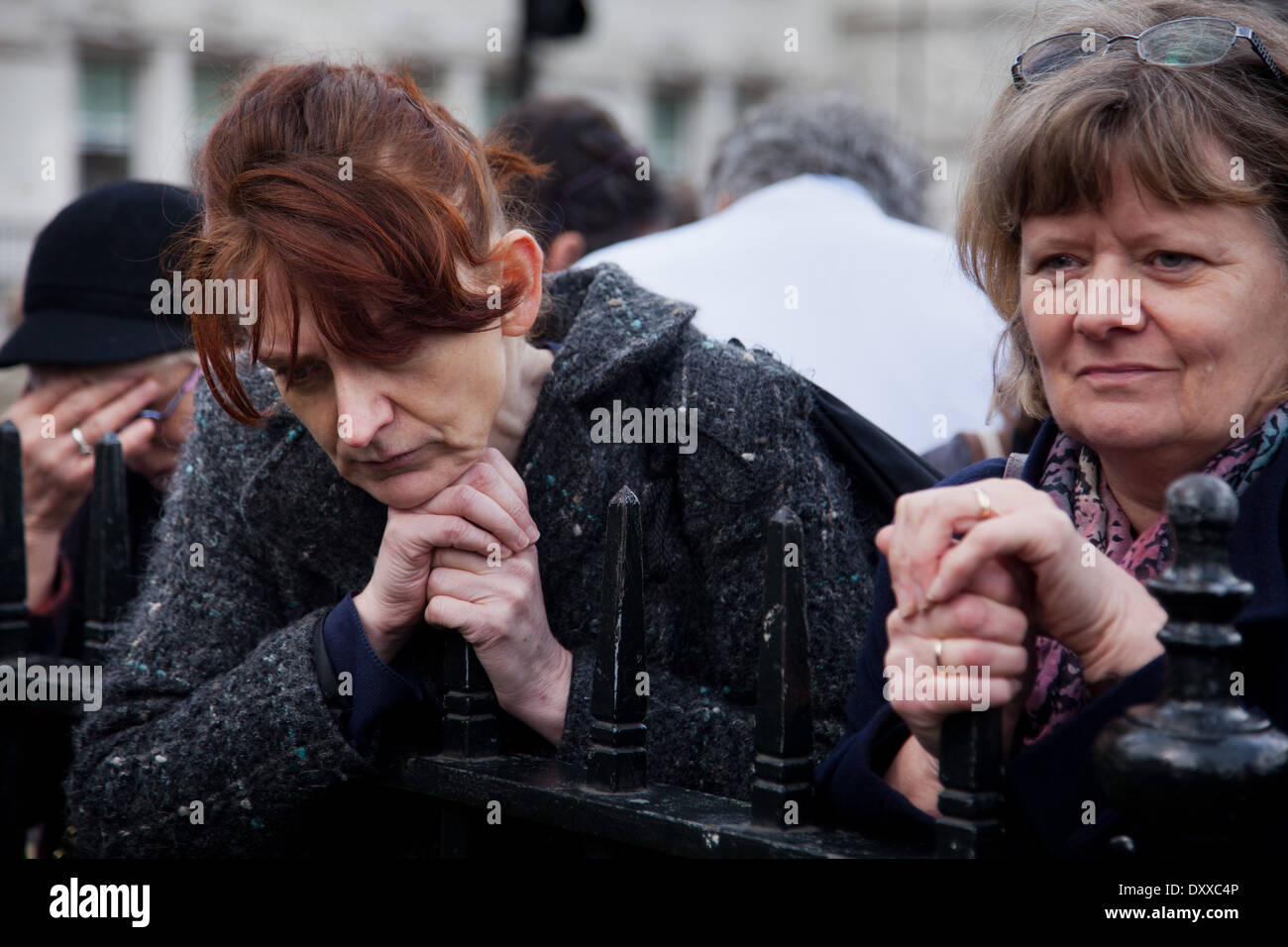 Persone in lutto durante la preghiera alle esequie di Tony Benn. Foto Stock