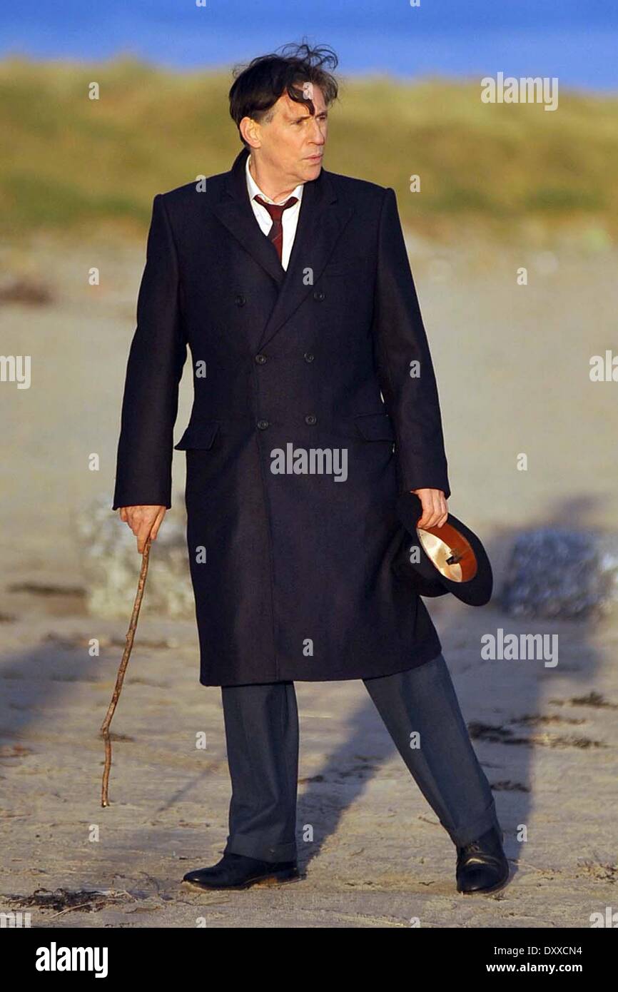 Gabriel Byrne Gabriel Bryne filmare scene con l'attrice Cahernane Franciosi su Dollymount Strand questo pomeriggio per il nuovo dramma della BBC 'Quirke'. Byrne interpreta la parte di Dublino patologo Garrett Quirke negli anni cinquanta a Irlanda. La scena sulla spiaggia di oggi era destinata a Foto Stock