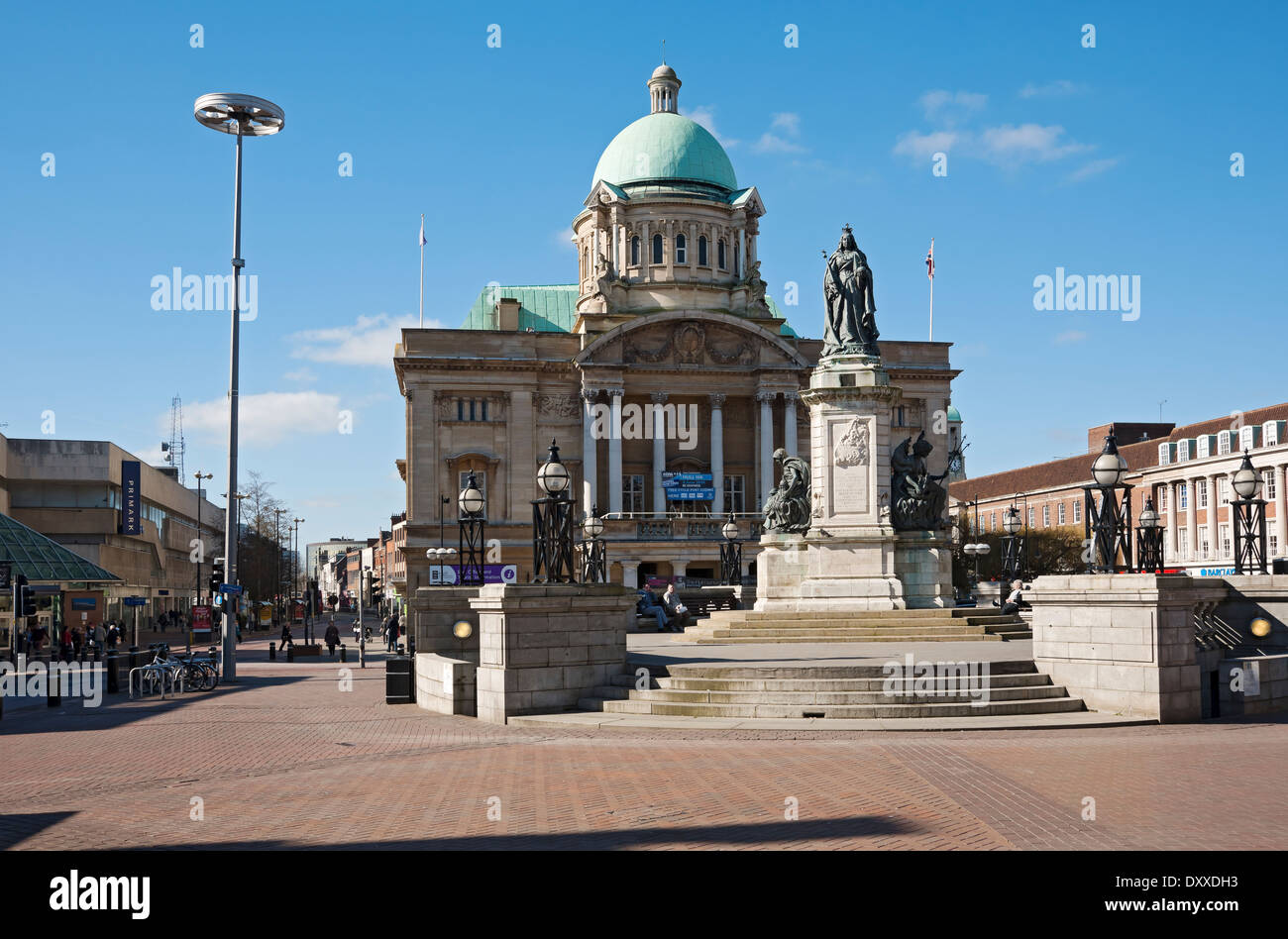 Edificio del municipio e statua nel centro della città in primavera Queen Victoria Square Hull East Yorkshire Inghilterra Regno Unito Gran Bretagna Foto Stock