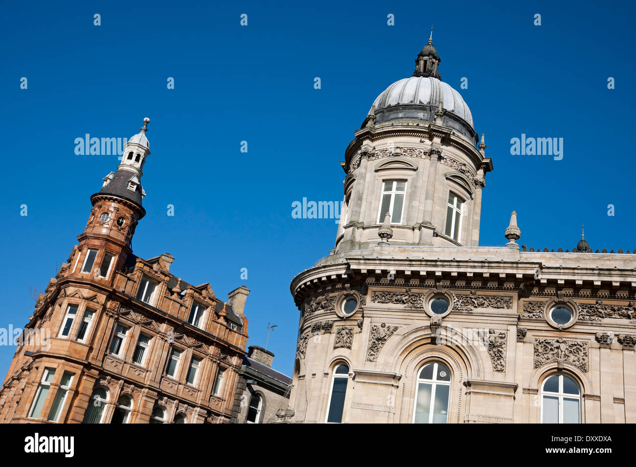 Primo piano dell'esterno del Maritime Museum con la sezione dell'ex edificio della Yorkshire Penny Bank sullo sfondo di Kingston-upon-Hull East Yorkshire Inghilterra Regno Unito Foto Stock